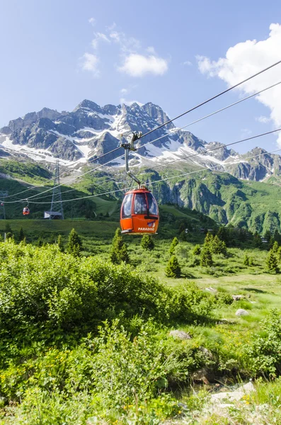 Remonte en un teleférico en los Alpes italianos — Foto de Stock