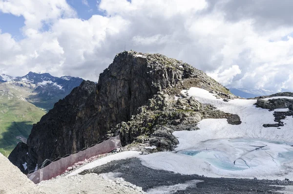 Schmelzen von Gletschern und Felsen auf einem Berggipfel in 2400 Metern Höhe in den italienischen Alpen — Stockfoto