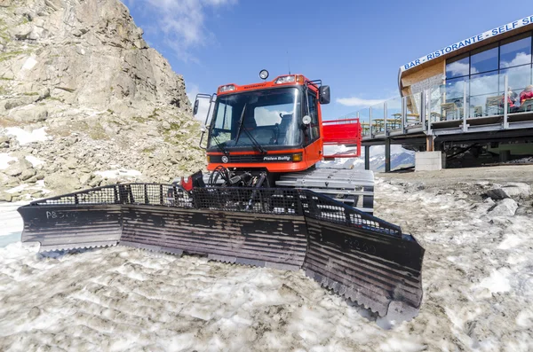 Pulizia trattori neve sulle piste da sci delle Alpi — Foto Stock