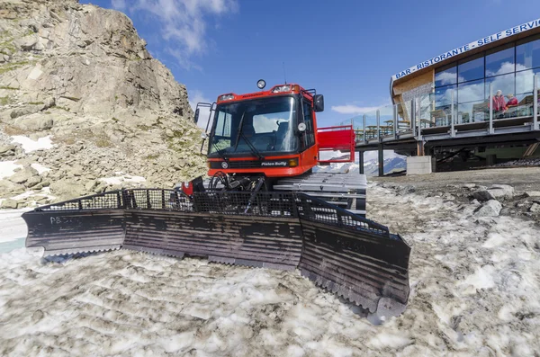 Ciągnik do czyszczenia śniegu na narciarskich stokach Alp — Zdjęcie stockowe