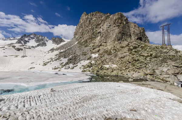 Nascondere i ghiacciai in cima alle Alpi in estate. Comprensorio sciistico di Passo Di Tonalle. Italia settentrionale — Foto Stock