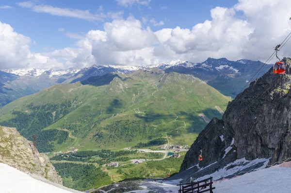 Αναβατήρας σκι στις Άλπεις για το καλοκαίρι. Χιονοδρομικό κέντρο του passo di tonalle. Βόρεια ital — Φωτογραφία Αρχείου