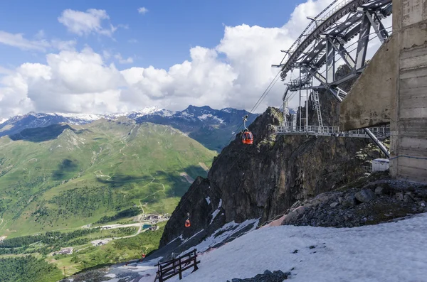 Elevador de esqui em uma corda de cabo nos Alpes italianos — Fotografia de Stock