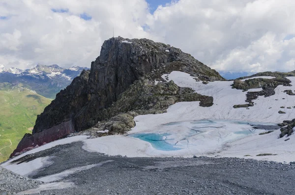 Schmelzen von Gletschern und Felsen auf einem Berggipfel in 2400 Metern Höhe in den italienischen Alpen — Stockfoto