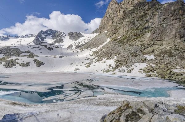 Nascondere i ghiacciai in cima alle Alpi in estate. Comprensorio sciistico di Passo Di Tonalle. Italia settentrionale — Foto Stock