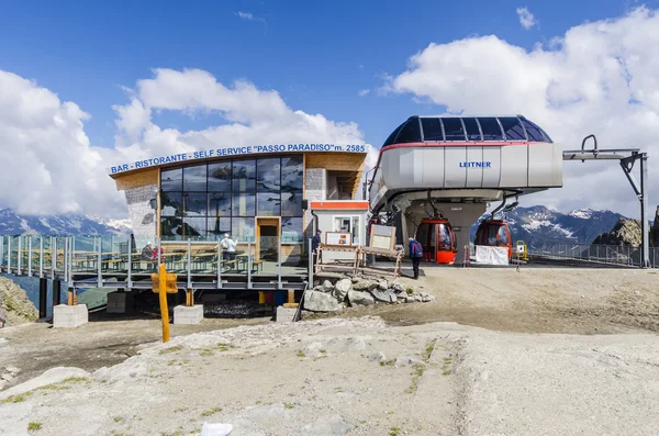 El restaurante y bar al lado del telesilla en la estación italiana de passo di tonale — Foto de Stock