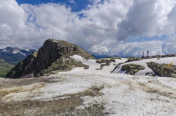 Танення льодовиків і скелі на вершині гори на висоті 2400 м в італійських Альпах — стокове фото