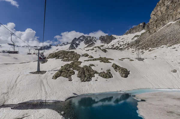 Nascondere i ghiacciai in cima alle Alpi in estate. Comprensorio sciistico di Passo Di Tonalle. Italia settentrionale — Foto Stock