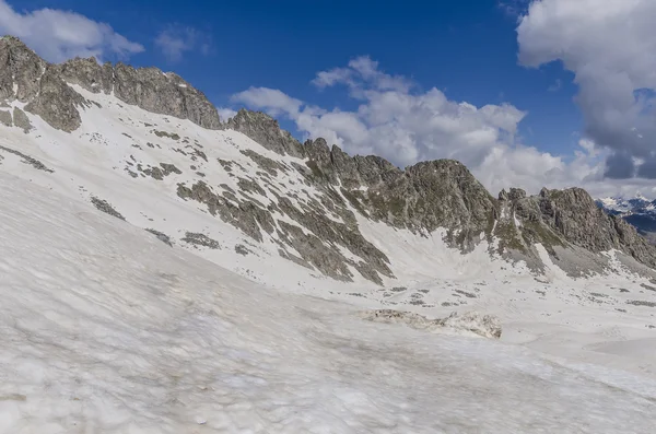Derretimiento de glaciares y rocas en la cima de una montaña a una altitud de 2400 metros en los Alpes italianos —  Fotos de Stock