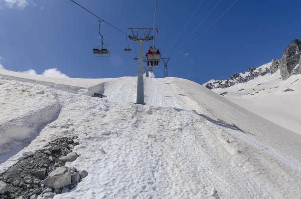 Wyciąg narciarski na kabel ropeway we włoskich Alpach — Zdjęcie stockowe