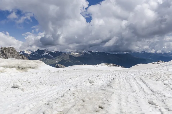 Geleiras derretendo e rochas em um topo de montanha a uma altitude de 2400 metros nos Alpes italianos — Fotografia de Stock