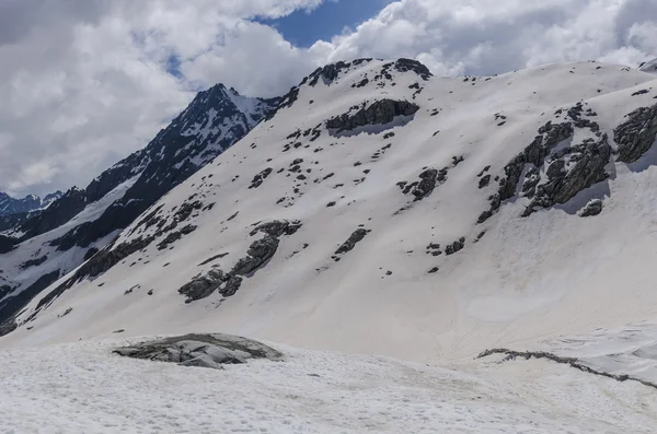 Meleleh gletser dan batu di puncak gunung di ketinggian 2400 meter di Alpen Italia — Stok Foto