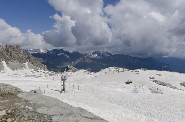 Geleiras derretendo e rochas em um topo de montanha a uma altitude de 2400 metros nos Alpes italianos — Fotografia de Stock