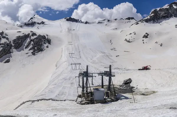 Impianti di risalita sulle Alpi in estate. Comprensorio sciistico di Passo Di Tonalle. Ital settentrionale — Foto Stock