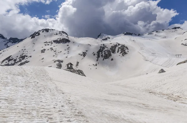 Schmelzen von Gletschern und Felsen auf einem Berggipfel in 2400 Metern Höhe in den italienischen Alpen — Stockfoto