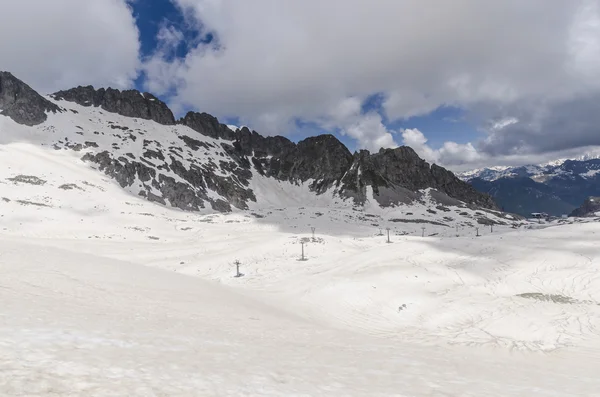 Geleiras derretendo e rochas em um topo de montanha a uma altitude de 2400 metros nos Alpes italianos — Fotografia de Stock