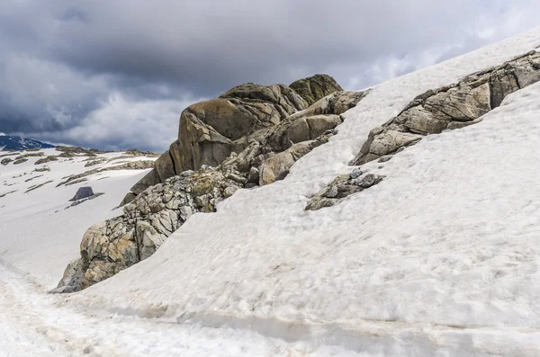 Geleiras derretendo e rochas em um topo de montanha a uma altitude de 2400 metros nos Alpes italianos — Fotografia de Stock