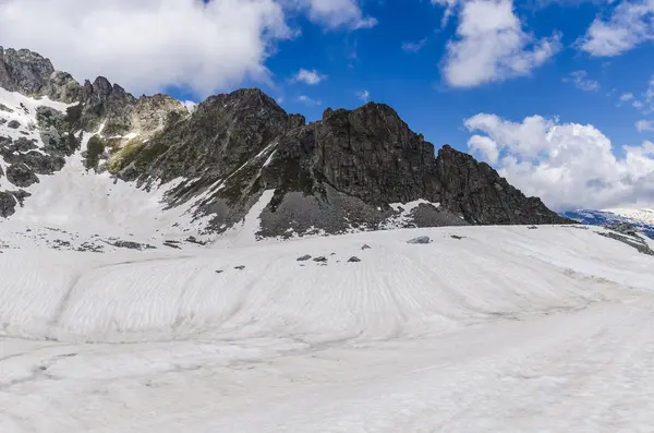 Menyembunyikan gletser di atas pegunungan Alpen pada musim panas. Resor Ski Passo Di Tonalle. Italia Utara — Stok Foto