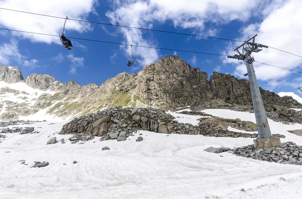Hiihtohissi nostaa Alpit kesällä. Passo Di Tonallen hiihtokeskus. Pohjois-Italia — kuvapankkivalokuva