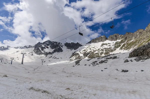 Impianti di risalita sulle Alpi in estate. Comprensorio sciistico di Passo Di Tonalle. Ital settentrionale — Foto Stock