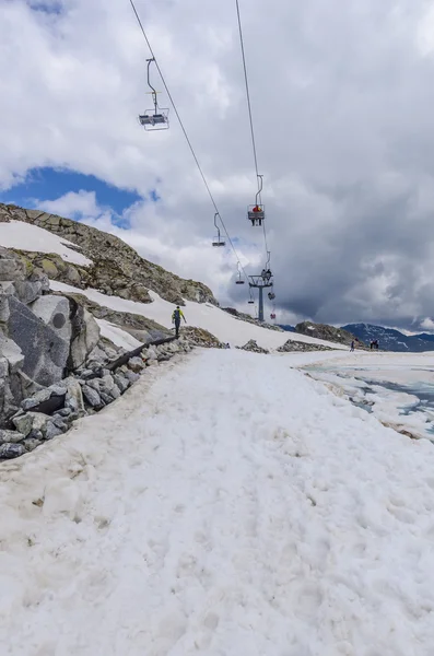 Hiihtohissi nostaa Alpit kesällä. Passo Di Tonallen hiihtokeskus. Pohjois-Italia — kuvapankkivalokuva