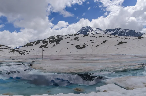 Ocultando los glaciares en la cima de los Alpes en el verano. Estación de esquí de Passo Di Tonalle. Norte de Italia — Foto de Stock