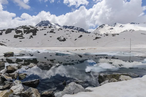 Nascondere i ghiacciai in cima alle Alpi in estate. Comprensorio sciistico di Passo Di Tonalle. Italia settentrionale — Foto Stock