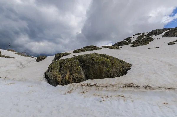 Smältande glaciärer och stenar på en bergstopp på en höjd av 2400 meter i de italienska Alperna — Stockfoto