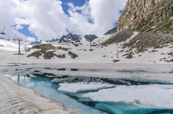 Skrývání ledovce nad Alpy v létě. lyžařské středisko passo di tonalle. severní Itálie — Stock fotografie