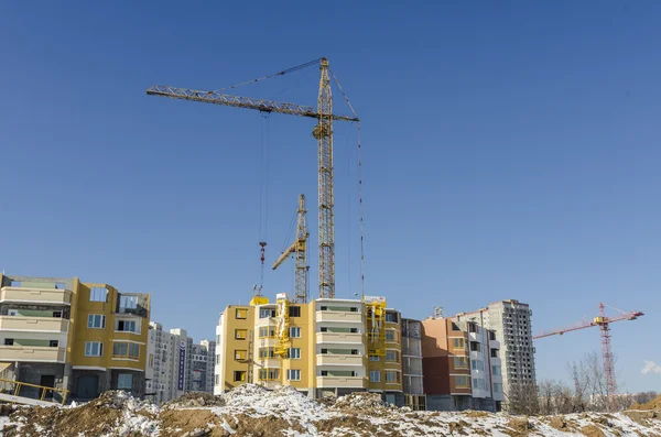 冬の風景の背景にモスクワの新しい住宅の建物の建設. — ストック写真