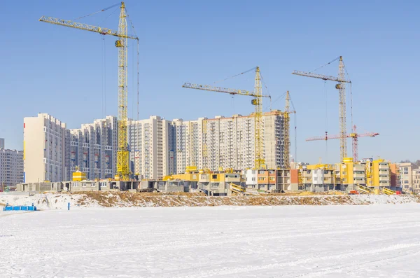 莫斯科的冬季风景背景上新住宅楼的建设. — 图库照片