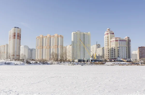 Budowę nowych budynków mieszkalnych w Moskwie na tle pejzażu zimowym. — Stockfoto