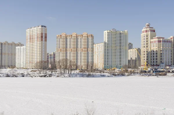 冬の風景の背景にモスクワの新しい住宅の建物の建設. — ストック写真