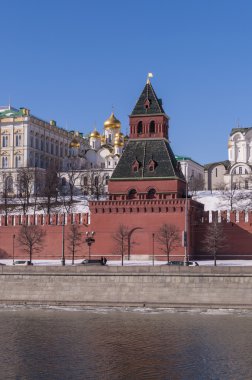 Dolgu ve Moskova kremlin Bahar, Bahar tatili günlerinde Moskova Nehri yansıyan