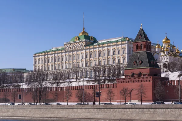 Embankment and the Moscow Kremlin in the spring, reflected in the Moscow River in the days of spring break — Stock Photo, Image