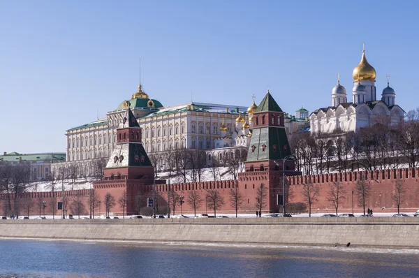 Embankment and the Moscow Kremlin in the spring, reflected in the Moscow River in the days of spring break — Stock Photo, Image