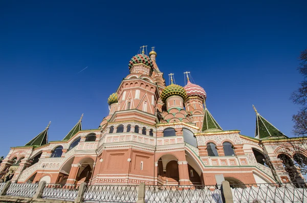 Basilikum-Kathedrale auf dem Roten Platz in Moskau — Stockfoto