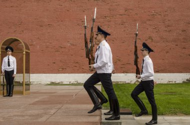 onur konuğu Moskova kremlin duvarı yakınındaki meçhul asker mezarı ebedi ateşe nöbet değiştirmek