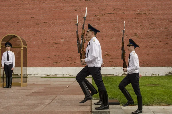 Cambio de guardia de honor ante la llama eterna en la Tumba del Soldado Desconocido cerca de la muralla del Kremlin de Moscú —  Fotos de Stock