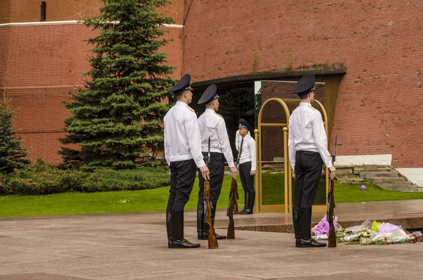 Mudança da guarda de honra na chama eterna no túmulo do soldado desconhecido perto do muro do Kremlin de Moscou — Fotografia de Stock