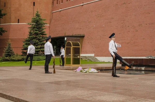 Αλλαγή της φρουράς της ορκωμοσίας η αιώνια φλόγα στο μνημείο του άγνωστου στρατιώτη κοντά στον τοίχο από το Κρεμλίνο της Μόσχας — Φωτογραφία Αρχείου