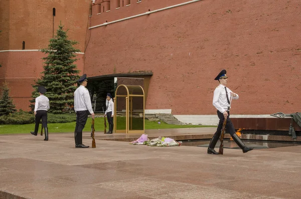 Mudança da guarda de honra na chama eterna no túmulo do soldado desconhecido perto do muro do Kremlin de Moscou — Fotografia de Stock