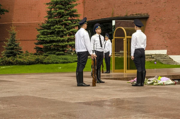 Cambio della guardia d'onore alla fiamma eterna presso la Tomba del Milite Ignoto vicino al muro del Cremlino di Mosca — Foto Stock