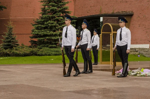 Mudança da guarda de honra na chama eterna no túmulo do soldado desconhecido perto do muro do Kremlin de Moscou — Fotografia de Stock