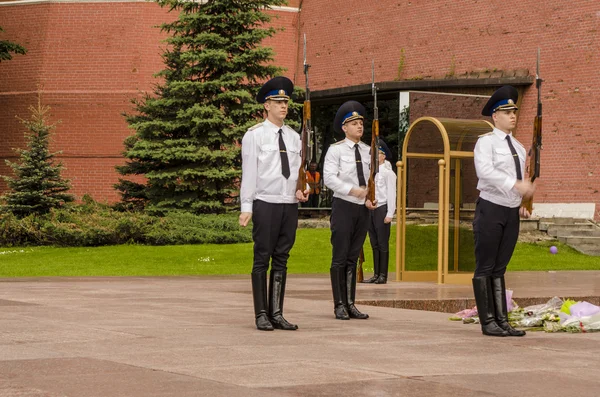 Mudança da guarda de honra na chama eterna no túmulo do soldado desconhecido perto do muro do Kremlin de Moscou — Fotografia de Stock