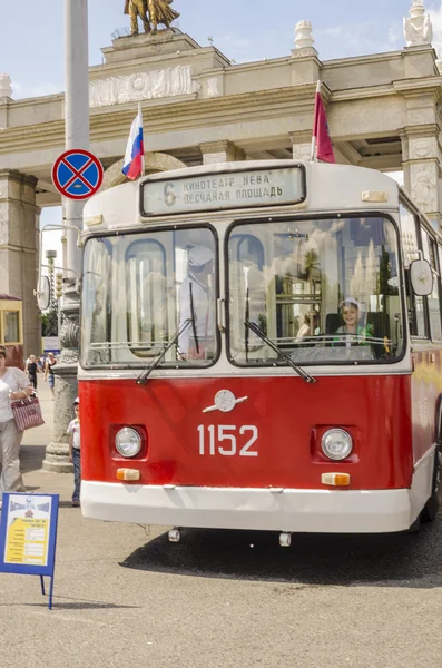 Antiguo trolebús soviético en la exposición de transporte raro en Moscú — Foto de Stock