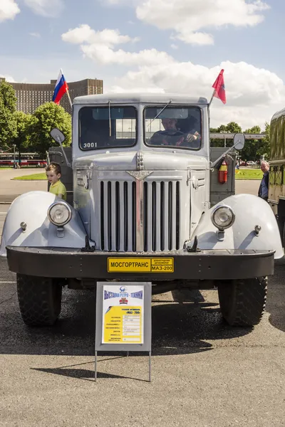 Carros retro. Carros de carga vintage soviéticos de 50 anos para serviços de emergência urbana em Moscou . — Fotografia de Stock