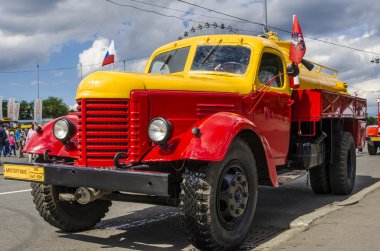 Retro otomobil. 50 yıldır Moskova'da kentsel acil servis Sovyet vintage yük arabaları.