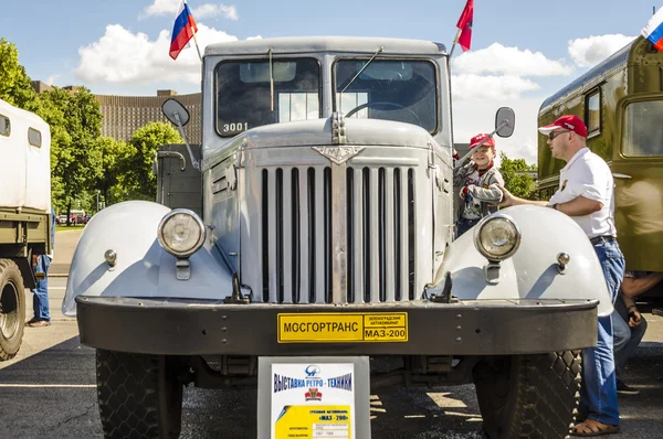 Carros retro. Carros de carga vintage soviéticos de 50 anos para serviços de emergência urbana em Moscou . — Fotografia de Stock