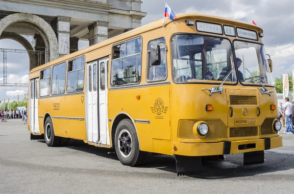 Ônibus soviético velho na exposição de transporte raro em Moscou — Fotografia de Stock